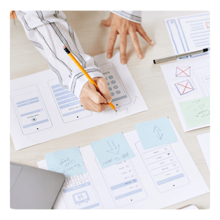 Otro paso crítico en el proceso de diseño y desarrollo incluye la creación, re-creación y refinamiento del flujo de aplicación, asegurando la eficiencia y el propósito de cada pantalla y cada proceso.
